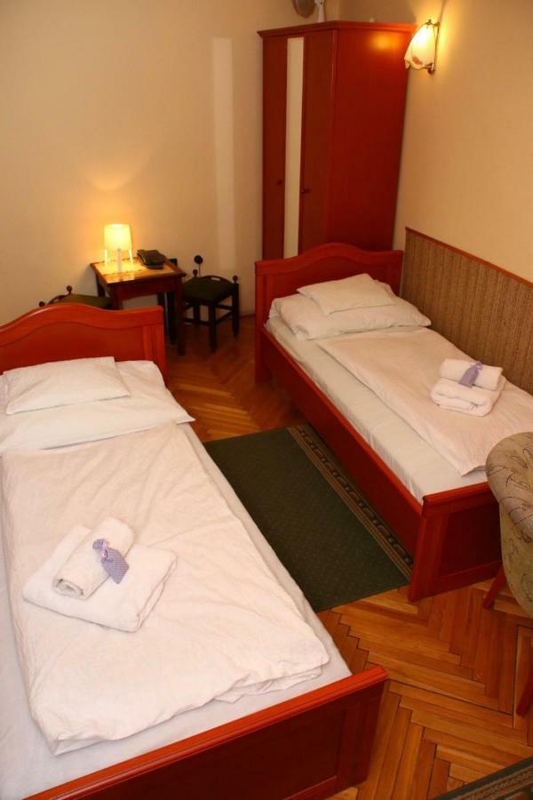 Kertesz Panzio Gyor Bed & Breakfast Exterior photo